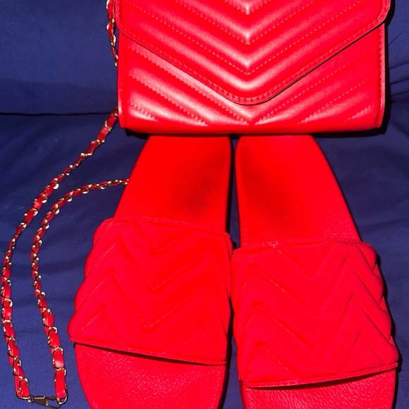 Red crossbody and matching stacked slides - Picture 2 of 4